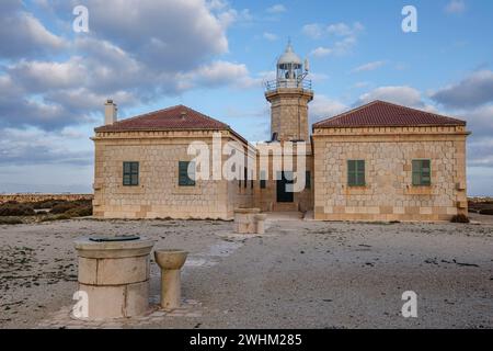 Leuchtturm am Kap. Punta Nati Stockfoto