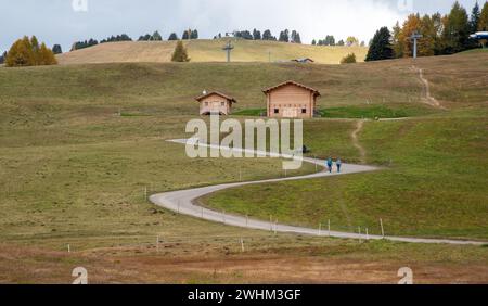 Windige Straßen-Chalet Holzhäuser und Menschen, die in der Natur wandern Stockfoto