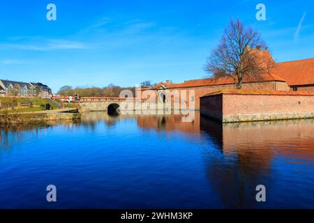 Backsteinbrücke über den See rund um die Burg Frederiksborg in Hillerod, bei Kopenhagen, Dänemark Stockfoto