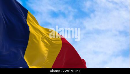 Die Nationalflagge des Tschad winkt an einem klaren Tag im Wind Stockfoto