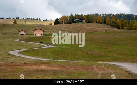 Windige Straßen-Chalet Holzhäuser und Menschen, die in der Natur wandern Stockfoto