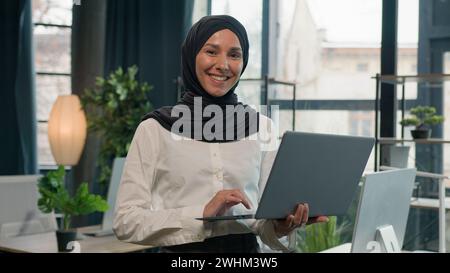 Islamische Geschäftsfrau im Hijab Arabisch Indisch muslimische Frau Unternehmerin Managerin Mädchen mit Laptop-Handel, die online studiert Stockfoto