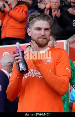 Blackpool, Großbritannien. 31. August 2023. Hayden Coulson von Blackpool geht auf das Feld vor dem Sky Bet League 1 Spiel Blackpool gegen Oxford United in der Bloomfield Road, Blackpool, Vereinigtes Königreich, 10. Februar 2024 (Foto: Steve Flynn/News Images) in Blackpool, Vereinigtes Königreich am 31.2023. (Foto: Steve Flynn/News Images/SIPA USA) Credit: SIPA USA/Alamy Live News Stockfoto