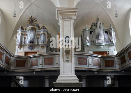 Evangelische Pfarrkirche St. Laurentius Rheinsberg - Schiff mit Doppelorgel Stockfoto