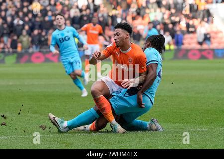 Blackpool, Großbritannien. 31. August 2023. Greg Leigh von Oxford United bekämpft Jordan Lawrence-Gabriel von Blackpool während des Sky Bet League 1 Spiels Blackpool gegen Oxford United in Bloomfield Road, Blackpool, Vereinigtes Königreich, 10. Februar 2024 (Foto: Steve Flynn/News Images) in Blackpool, Vereinigtes Königreich am 31.2023. (Foto: Steve Flynn/News Images/SIPA USA) Credit: SIPA USA/Alamy Live News Stockfoto