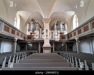 Evangelische Pfarrkirche St. Laurentius Rheinsberg - Schiff mit Doppelorgel Stockfoto