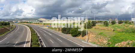 Panoramablick auf einen kurvenreichen Highway, der an einem bewölkten Tag in eine bergige Region führt Stockfoto