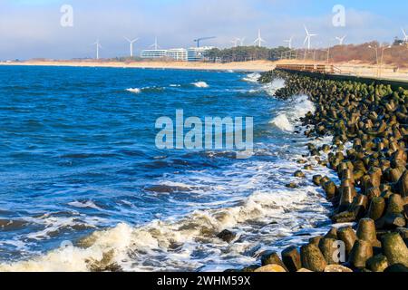 Sturm in der Ostsee. Sturmwellen schlagen auf dem Wellenbrecher in Darlowo, Polen Stockfoto