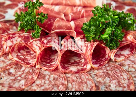 Teller mit verschiedenen Räucherwürsten, Salami und Fleisch Stockfoto