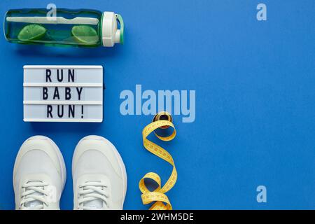 Kreative Flach der Sport- und Fitnessgeräte. Stockfoto