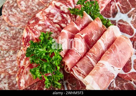 Teller mit verschiedenen Räucherwürsten, Salami und Fleisch Stockfoto