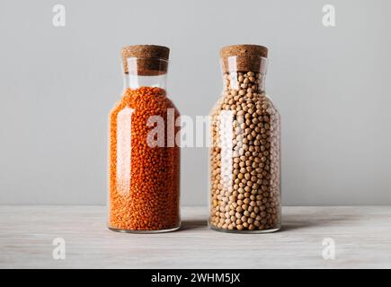 Bulgur und Linsen in Gläsern Stockfoto