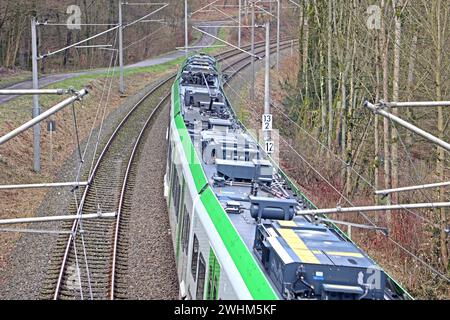 S-Bahn Rhein/Ruhr Linie S9 die S9 der DB-Regio S-Bahn Rhein/Ruhr durchfährt einen landschaftlich attraktiven Bereich im Raum Velbert. Velbert Nordrhein-Westfalen Deutschland *** S-Bahn Rhein-Ruhr-Linie S9 die S9 der DB Regio S-Bahn Rhein-Ruhr verläuft durch ein landschaftlich reizvolles Gebiet in der Region Velbert-Velbert in Nordrhein-Westfalen Stockfoto