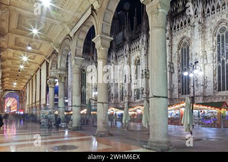 Nächtlicher Blick auf den Duomo di Mailand durch die Bögen der Galerie Vittorio Emanuele II während der Weihnachtszeit. Stockfoto