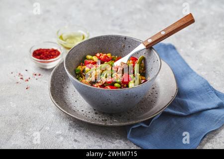 Quinoa mit grünen Bohnen, Tomaten, gebratenen Champignons, Mais, roten Paprika, Erbsen und Sojabohnen. Gesunde Gemüsemischung Stockfoto