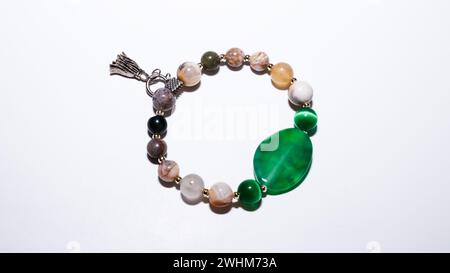 Mehrfarbiges Schmuckperlenarmband Schöne Hand Accessoire Präsentation. Hochwertige Fotos Stockfoto