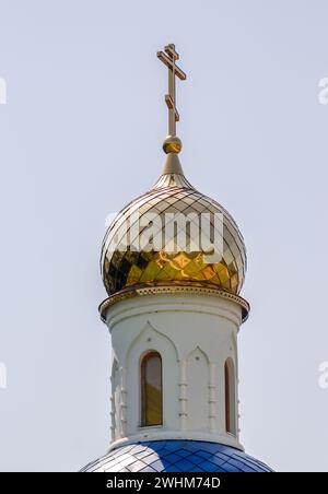 Christliche Kirche mit Kuppel und Kreuz ohne Menschen vor blauem Himmel Stockfoto