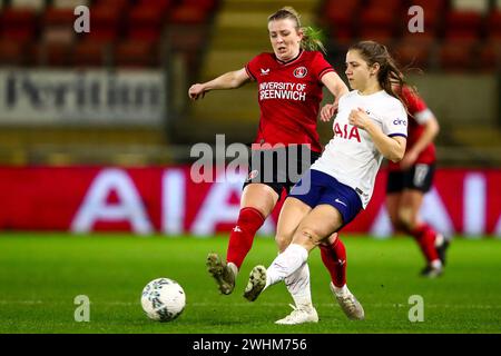 Kate Longhurst (10 Charlton Athletic) und Kit Graham (16 Tottenham) in Aktion während des Womens FA Cup Spiel zwischen Tottenham Hotspur und Charlton Athletic im Gaughan Group Stadium Brisbane Road in London, England. (Liam Asman/SPP) Credit: SPP Sport Press Photo. /Alamy Live News Stockfoto