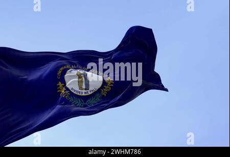 Die US-Bundesflagge von Kentucky winkt an einem klaren Tag Stockfoto