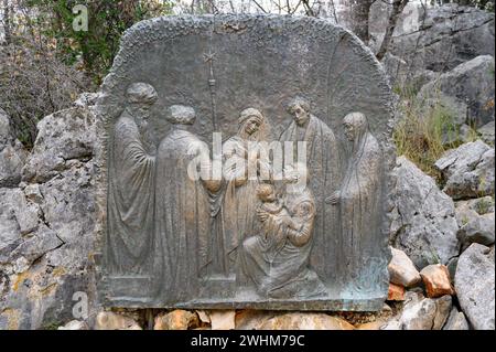 Die Darstellung Jesu – Viertes freudiges Geheimnis des Rosenkranzes. Eine Reliefskulptur auf dem Berg Podbrdo (der Hügel der Erscheinungen) in Medjugorje. Stockfoto