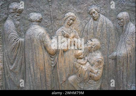 Die Darstellung Jesu – Viertes freudiges Geheimnis des Rosenkranzes. Eine Reliefskulptur auf dem Berg Podbrdo (der Hügel der Erscheinungen) in Medjugorje. Stockfoto