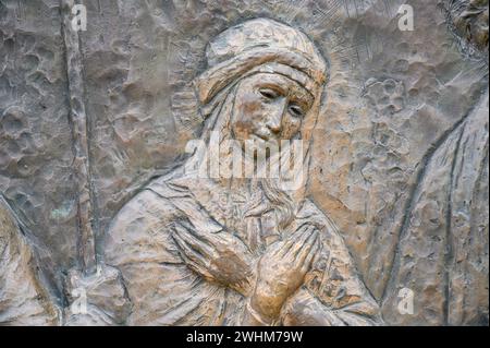 Die Darstellung Jesu – Viertes freudiges Geheimnis des Rosenkranzes. Eine Reliefskulptur auf dem Berg Podbrdo (der Hügel der Erscheinungen) in Medjugorje. Stockfoto