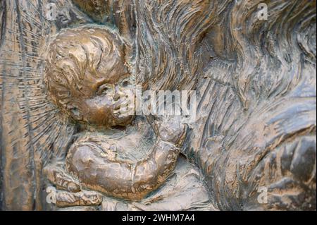 Die Darstellung Jesu – Viertes freudiges Geheimnis des Rosenkranzes. Eine Reliefskulptur auf dem Berg Podbrdo (der Hügel der Erscheinungen) in Medjugorje. Stockfoto