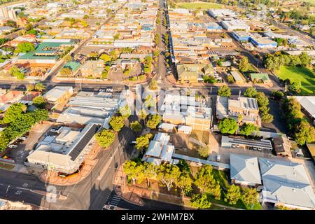 Blick von oben nach unten auf die Innenstadt von Gunnedah - ländliche regionale australische Outback-Stadt. Stockfoto