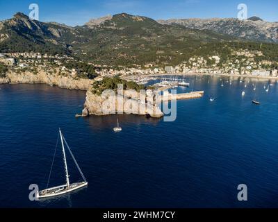 Schiff fährt in den Hafen von Soller ein Stockfoto