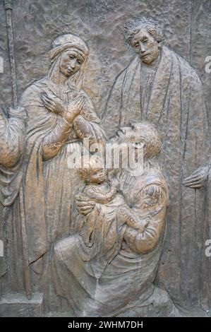 Die Darstellung Jesu – Viertes freudiges Geheimnis des Rosenkranzes. Eine Reliefskulptur auf dem Berg Podbrdo (der Hügel der Erscheinungen) in Medjugorje. Stockfoto