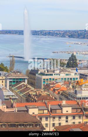Panoramablick auf die Stadt Genf, den Genfer See und den Jet d'Eau Brunnen in der Schweiz. Blick vom Glockenturm der Kathedrale Saint Pierre Stockfoto