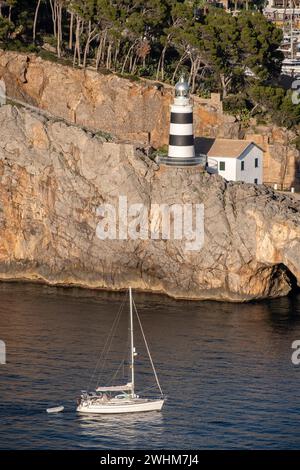 Schiff fährt in den Hafen von Soller ein Stockfoto