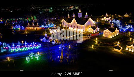 Drohnenansicht des großen Drive Thru Christmas Display mit vielen farbigen Lichtern, Bäumen und Landschaften Stockfoto