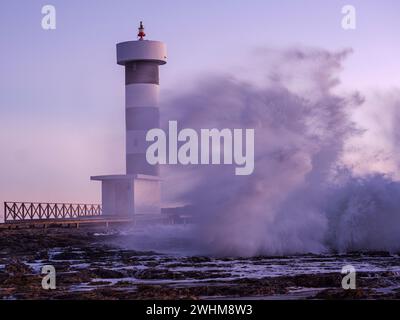 Starke Wellen auf dem Leuchtturm von Puntassa in ColÃ²nia de Sant Jordi Stockfoto