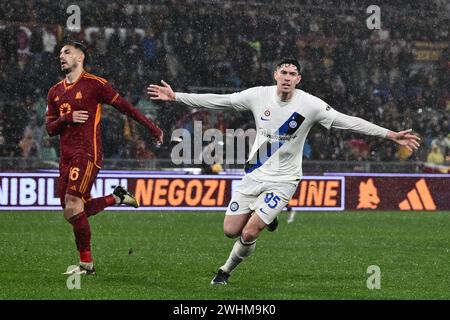 Rom, Italien. Februar 2024. Alessandro Bastoni vom FC Internazionale feiert, nachdem er während des Spiels der Serie A zwischen AS Roma und FC Internazionale am 10. Februar 2024 im Stadio Olimpico in Rom ein Tor geschossen hat. Quelle: Nicola Ianuale/Alamy Live News Stockfoto