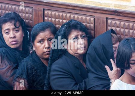 Antigua, Guatemala. Frauen mit einem Schwimmer (Anda) in einer Karfreitagsprozession, Karwoche, La Semana Santa. Stockfoto