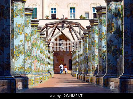 Kreuzgang, Basilica di Santa Chiara, Neapel, Italien Stockfoto