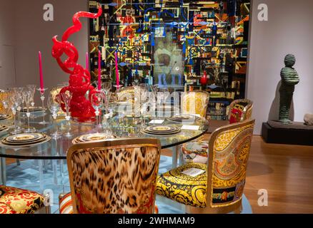 „The Collection of Sir Elton John: Opening Night“ im luxuriösen Auktionshaus von Christie im Rockefeller Center, New York City, USA 2024 Stockfoto