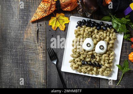 Halloween lustige Idee für Partyessen, Dekoration Feier Kinderparty Essen. Halloween mit Pesto Creative Pasta in Frankenst Stockfoto