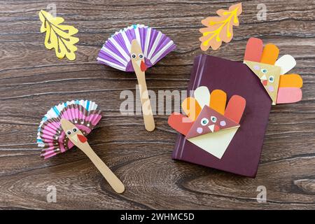 Thanksgiving Handwerk Lesezeichen türkei Papier und Spielzeug Stics Puppen türkei. Kinderkunstprojekt, handgefertigt, Basteln für Kinder. Stockfoto