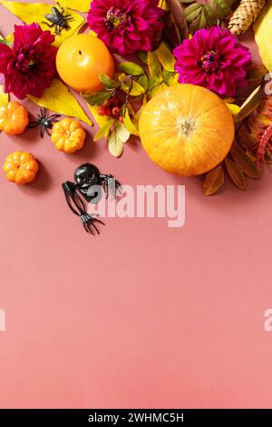 Kreatives halloween-Konzept im Hintergrund. Halloween-Hintergrund mit Kerzen, Kürbissen, lila Blumen, Herbstlaub. Blick von oben Stockfoto