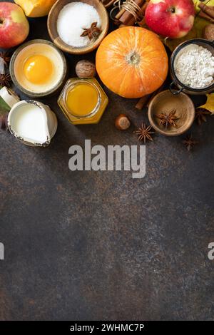 Backbackbackbackbackbackbackbackinghintergrund mit Kürbissen, Äpfeln, Honig, Nüssen und saisonalen Gewürzen auf einem Steintisch. Kürbis oder Apfelkuchen für Stockfoto