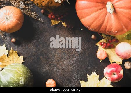 Thanksgiving-Tageskonzept Herbsthintergrund mit Kürbissen, Äpfeln und Ahornblättern. Flach Lay Herbst Zusammensetzung. Stockfoto