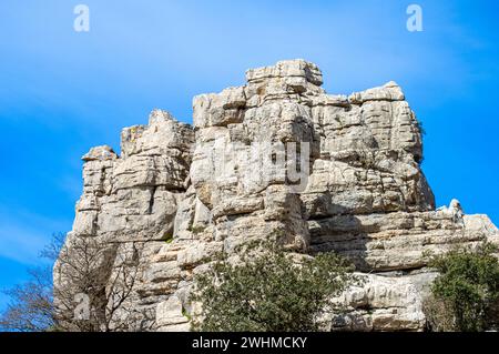Wandern Sie durch den Nationalpark Torcal de Antequerra, Kalksteinformationen und bekannt für ungewöhnliche Karstlandschaften in Andalusien, Malaga, Spanien. Stockfoto