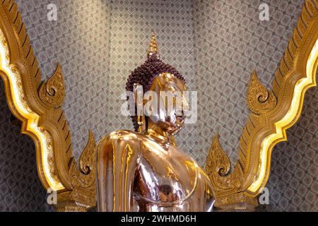 Nahaufnahme der goldenen Buddha-Statue, Wat Traimit (Tempel des Goldenen Buddha). Er ist aus 18 Karat Gold gefertigt, 3 Meter hoch und wiegt 5. Stockfoto