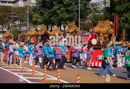 Prozession von Kagura Yakata, kleine Altäre mit Blattgold verziert, während des Nagoya-Festivals. Japan Stockfoto