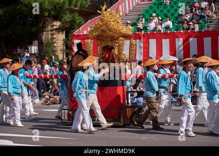 Prozession von Kagura Yakata, kleine Altäre mit Blattgold verziert, während des Nagoya-Festivals. Japan Stockfoto