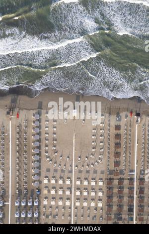 Der ausgestattete Strand von Versilia von oben gesehen Stockfoto