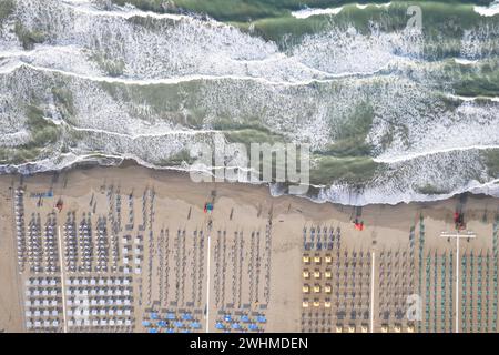 Der ausgestattete Strand von Versilia von oben gesehen Stockfoto