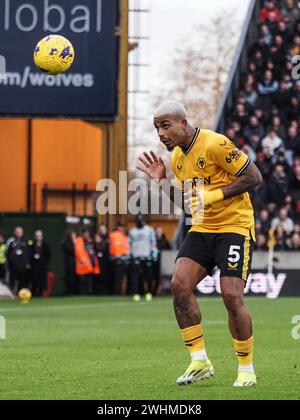 Wolverhampton, Großbritannien. Februar 2024. Wolverhampton, England, 10. Februar 2024: Mario Lemina (5 Wölfe) leitet den Ball während des Premier League-Fußballspiels zwischen Wolverhampton Wanderers und Brentford im Molineux-Stadion in Wolverhampton, England (Natalie Mincher/SPP) Credit: SPP Sport Press Photo. /Alamy Live News Stockfoto